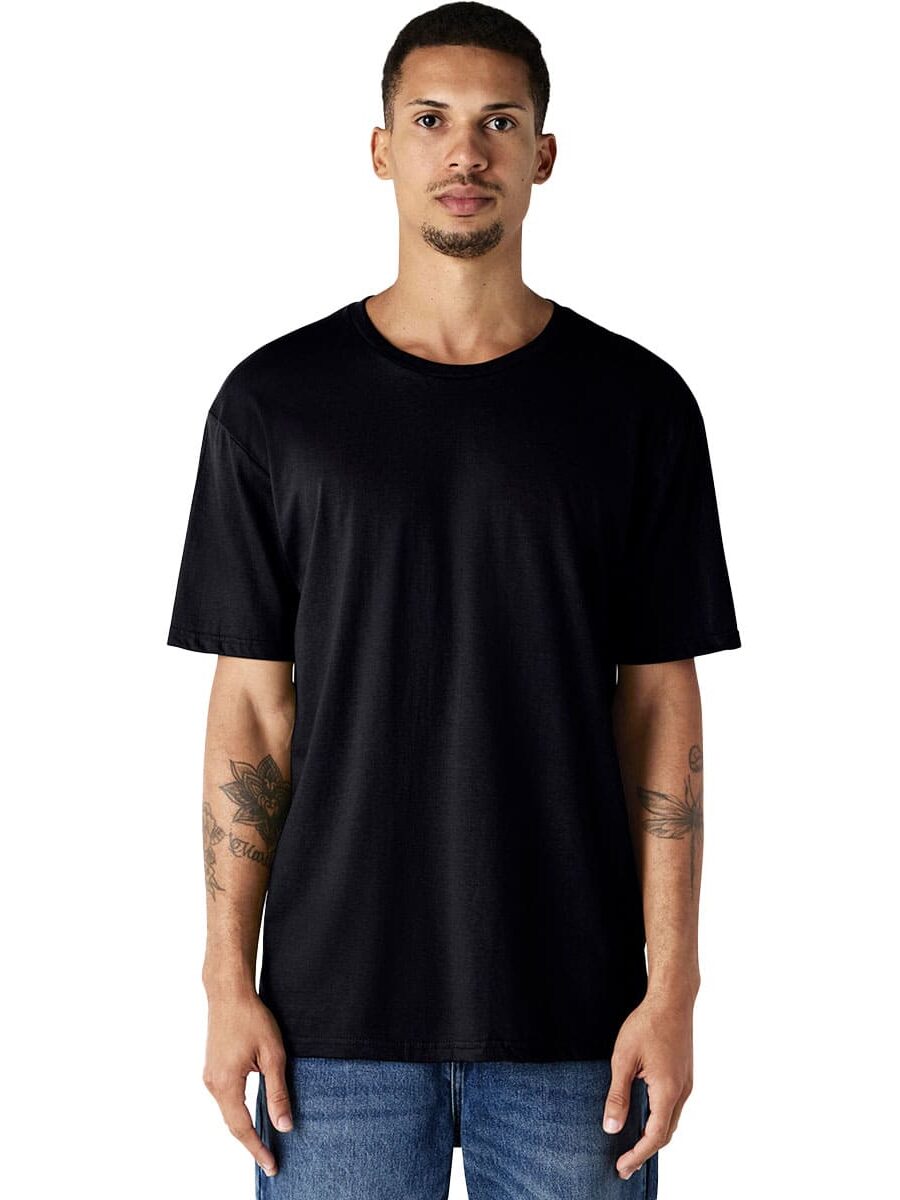 Gildan Softstyle 64000 T-Shirt Front Model View in Colour Black